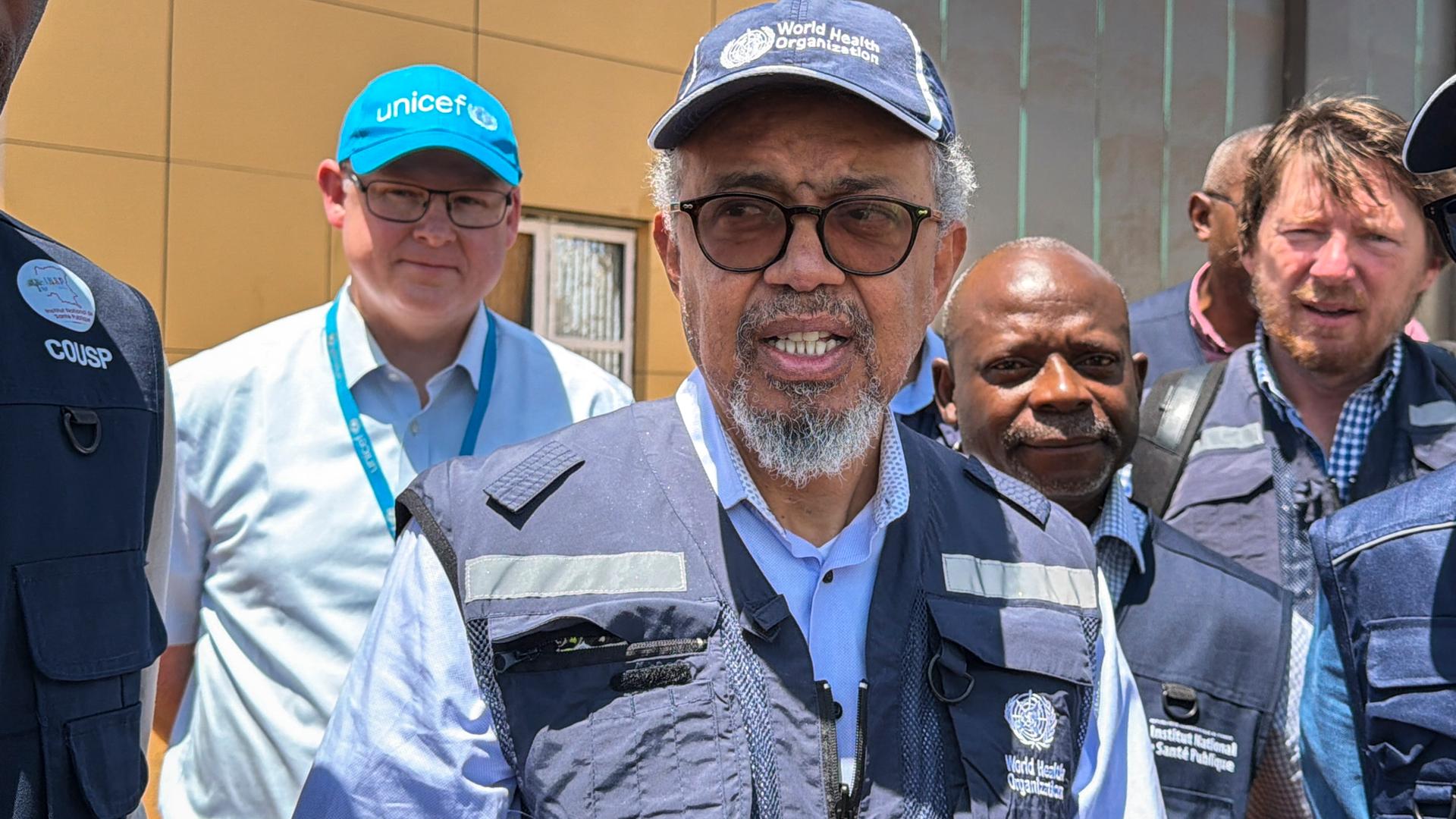 WHO-Chef Tedros ist ins Ebloa-Gebiet in der Demokratischen Republik Kongo gereist. Bei seiner Ankunft ist er von vielen Menschen umringt. WHO-Chef Tedros ist ins Ebloa-Gebiet in der Demokratischen Republik Kongo gereist. Bei seiner Ankunft ist er von vielen Menschen umringt.