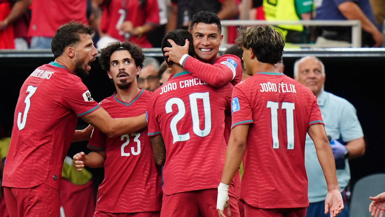 Fußball-WM: Die portugiesische Mannschaft feiert ihr Tor gegen Die Mannschaft aus Usbekistan. 
