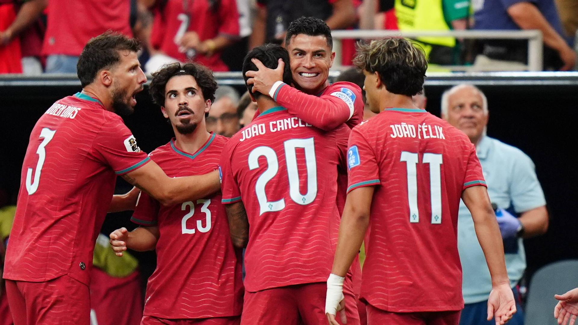 Fußball-WM: Die portugiesische Mannschaft feiert ihr Tor gegen Die Mannschaft aus Usbekistan. 