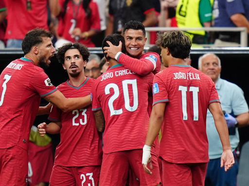 Fußball-WM: Die portugiesische Mannschaft feiert ihr Tor gegen Die Mannschaft aus Usbekistan. Fußball-WM: Die portugiesische Mannschaft feiert ihr Tor gegen Die Mannschaft aus Usbekistan.