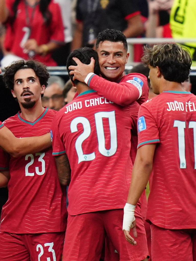 Fußball-WM: Die portugiesische Mannschaft feiert ihr Tor gegen Die Mannschaft aus Usbekistan. Fußball-WM: Die portugiesische Mannschaft feiert ihr Tor gegen Die Mannschaft aus Usbekistan.