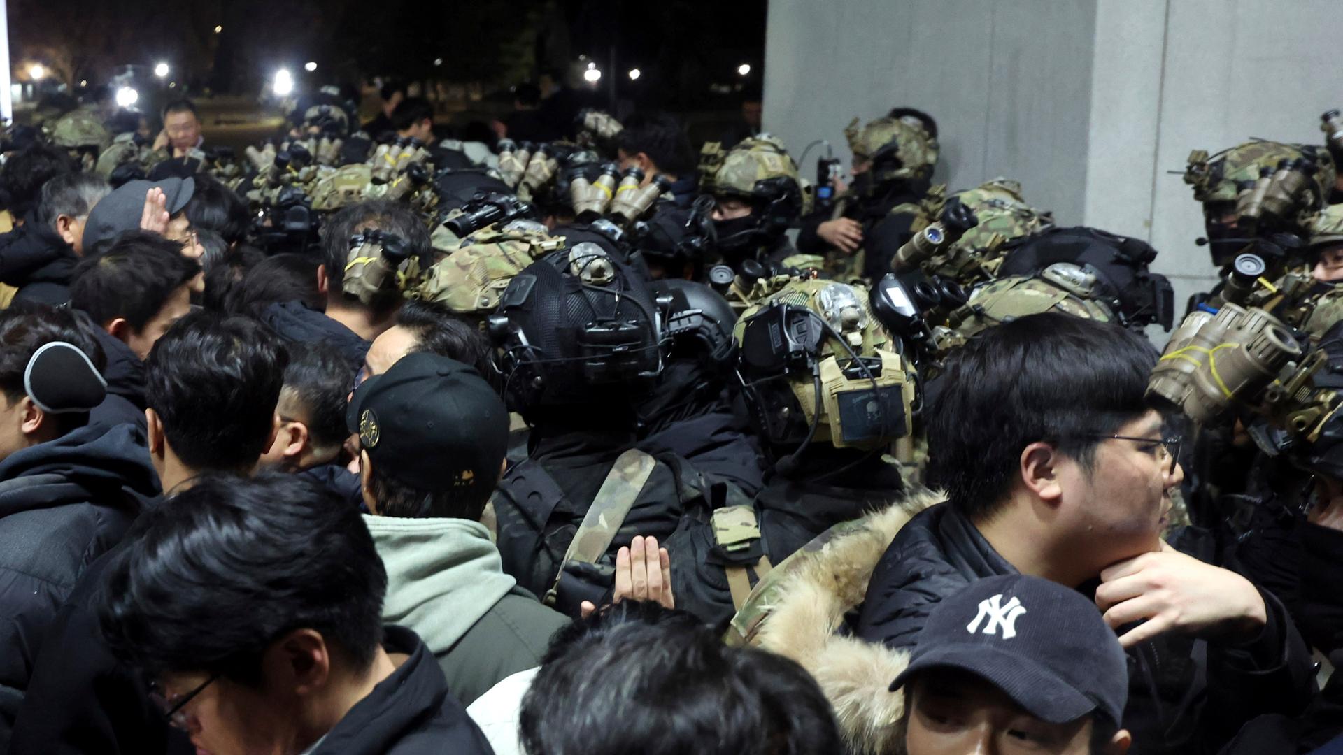 Südkoreanische Soldaten versuchen, das Gelände der Nationalversammlung zu betreten. 