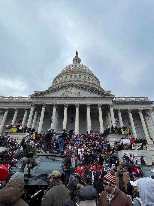 Menschenmenge mit Trump-Flaggen vor dem Kapitol