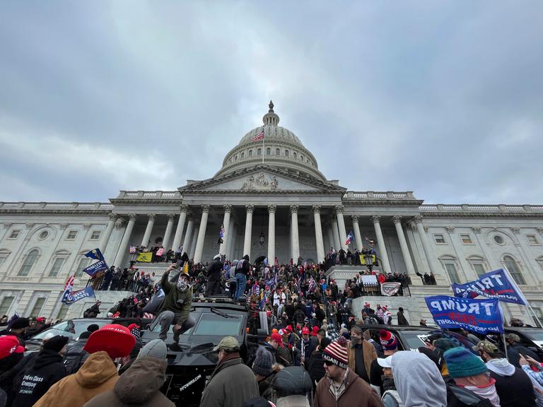 Menschenmenge mit Trump-Flaggen vor dem Kapitol