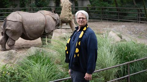 Der Reptilienforscher Heiko Werning steht vor einem Nashorn-Gehege im Zoo.
