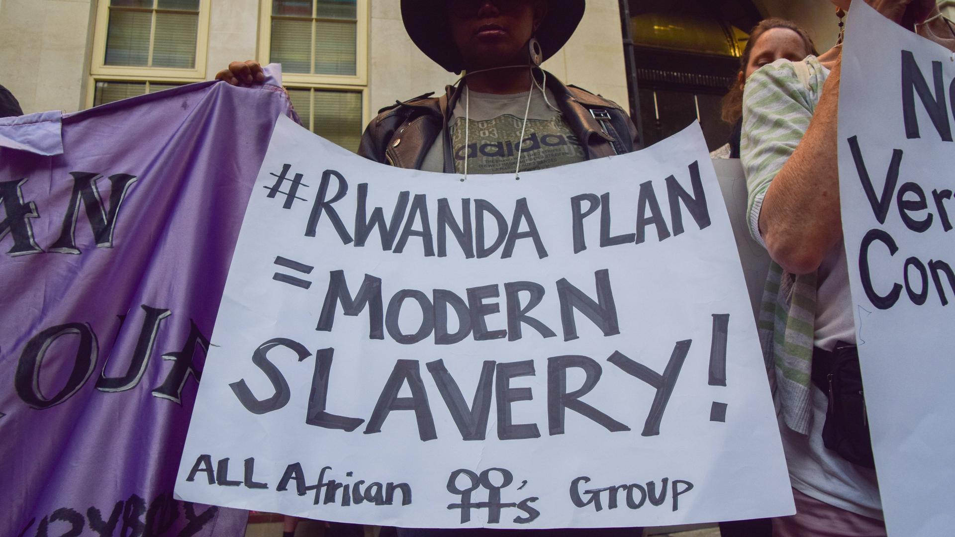 13. Juni, 2022, London, United Kingdom: Protestierende halten Schilder hoch. Anlass sind die ersten Flüge nach Ruanda, mit denen die britische Regierung Geflüchtete abschiebt. 