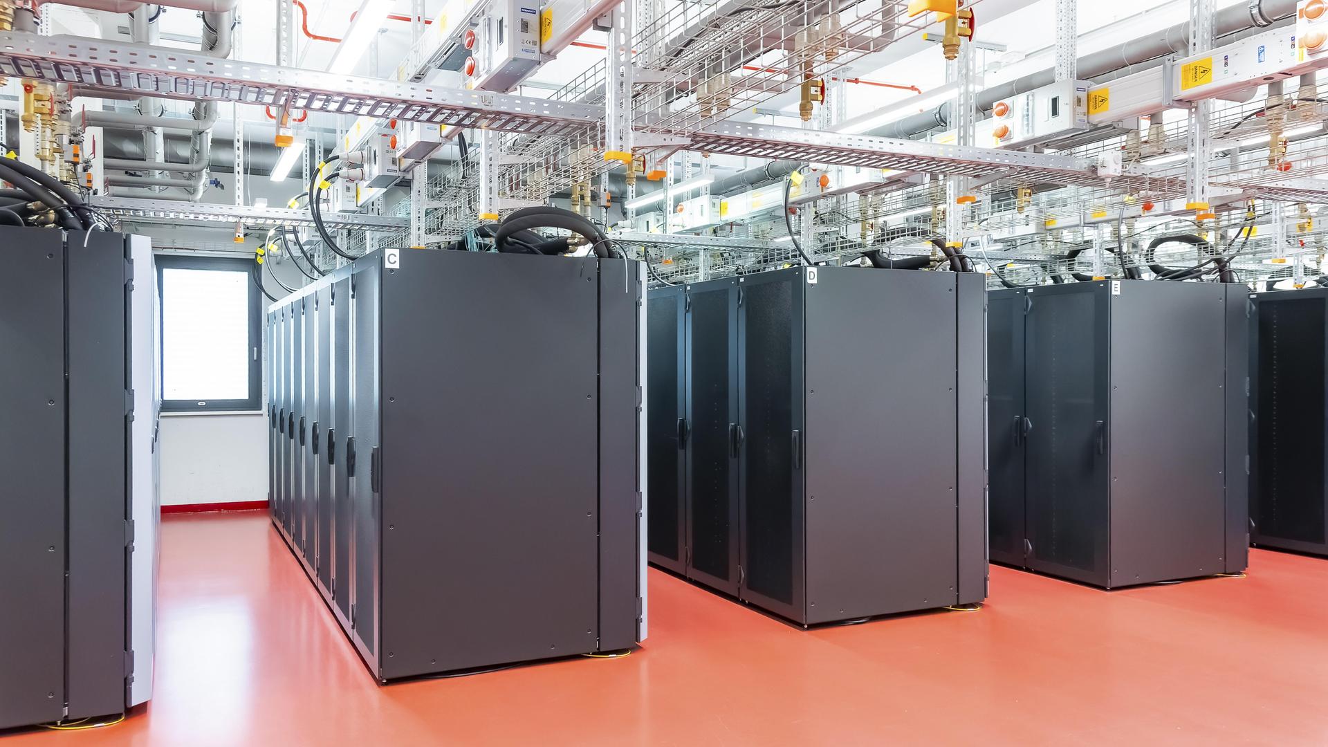 Blick in den Serverraum eines Rechenzentrums mit mehreren Hochleistungsrechnern. Blick in den Serverraum eines Rechenzentrums mit mehreren Hochleistungsrechnern.