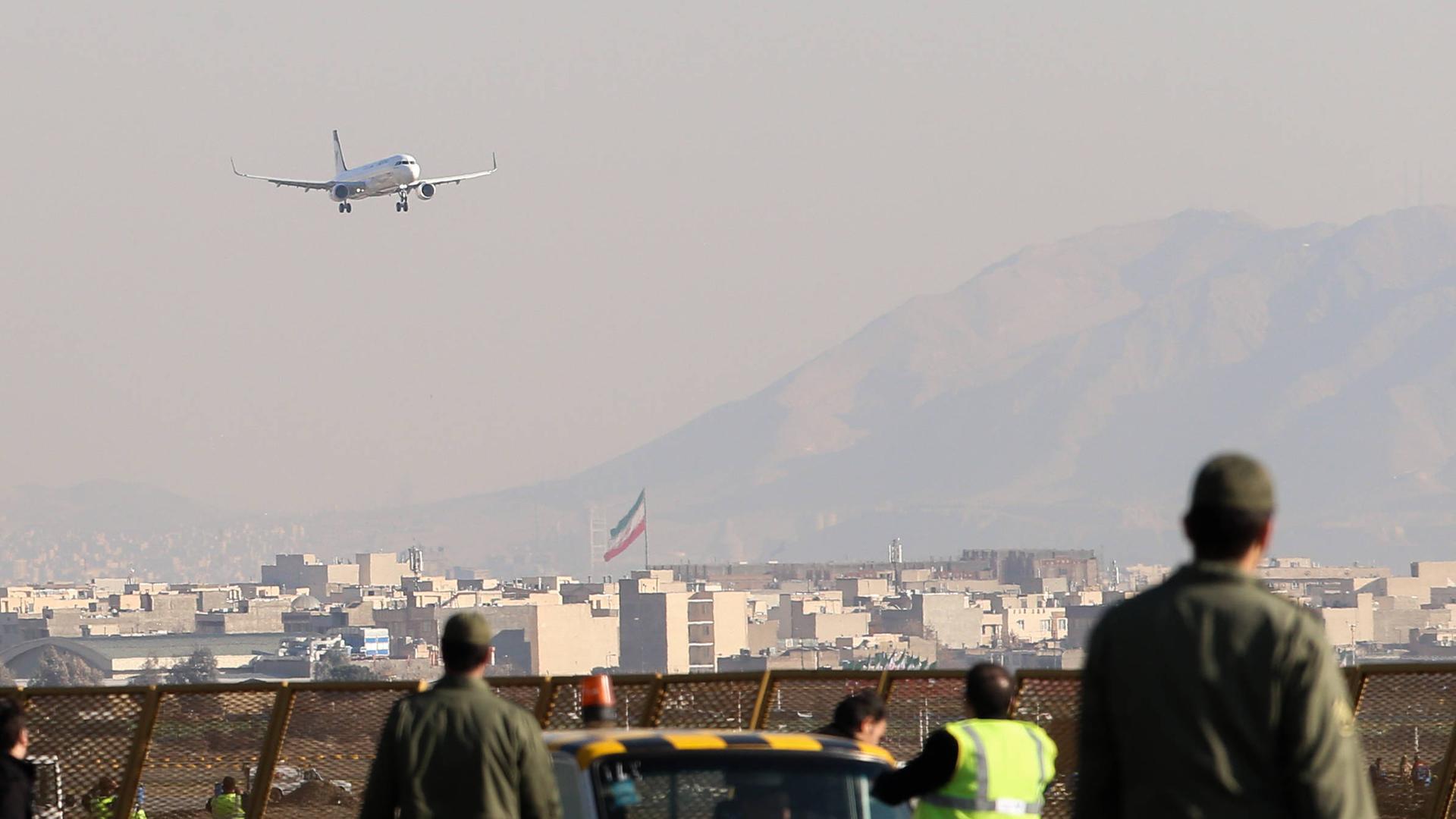Ein Flugzeug im Anflug auf Teheran Ein Flugzeug im Anflug auf Teheran
