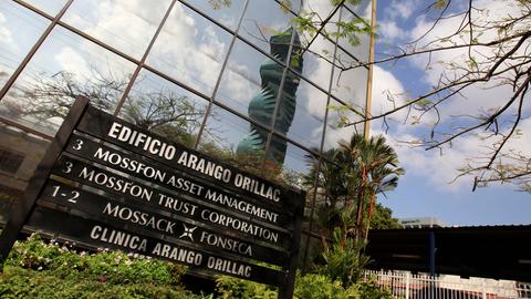 Der Sitz des Unternehmens Mossack Fonseca & Co. in Panama-Stadt in Panama, vor dem Gebäude steht ein Schild mit etlichen Firmennamen 