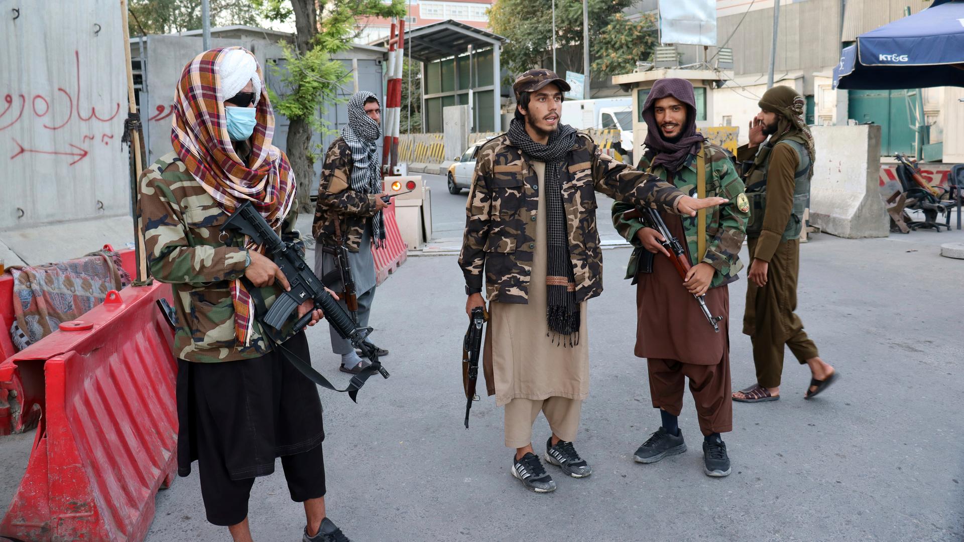Taliban-Kämpfer an einem Checkpoint in Kabul.