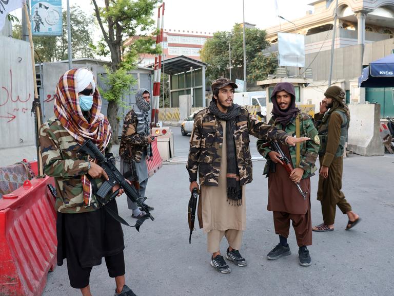 Taliban-Kämpfer an einem Checkpoint in Kabul.