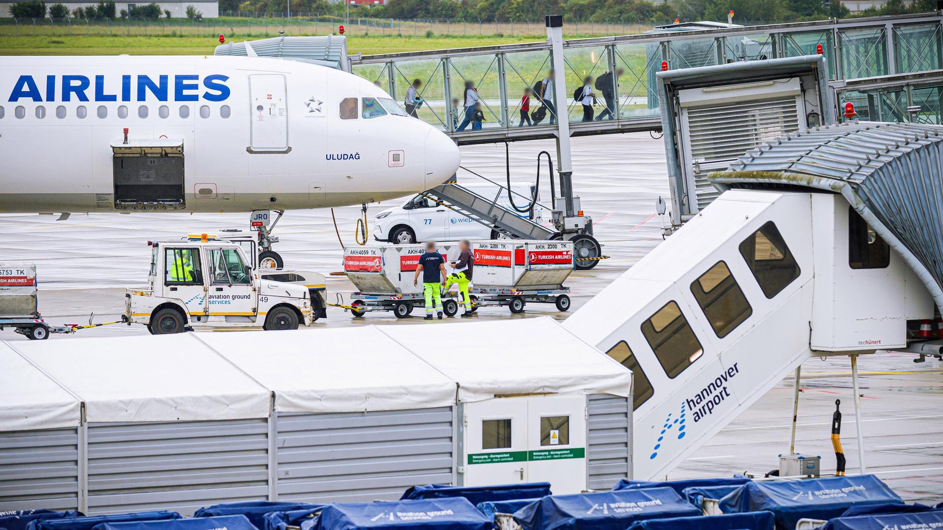 Menschen verlassen ein Flugzeug, welches zuvor auf dem Flughafen Hannover-Langenhagen gelandet ist. Menschen verlassen ein Flugzeug, welches zuvor auf dem Flughafen Hannover-Langenhagen gelandet ist.