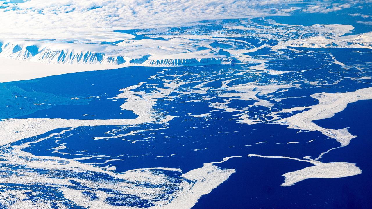 Treibeis in einer Bucht bei Grönland mit blauem Wasser