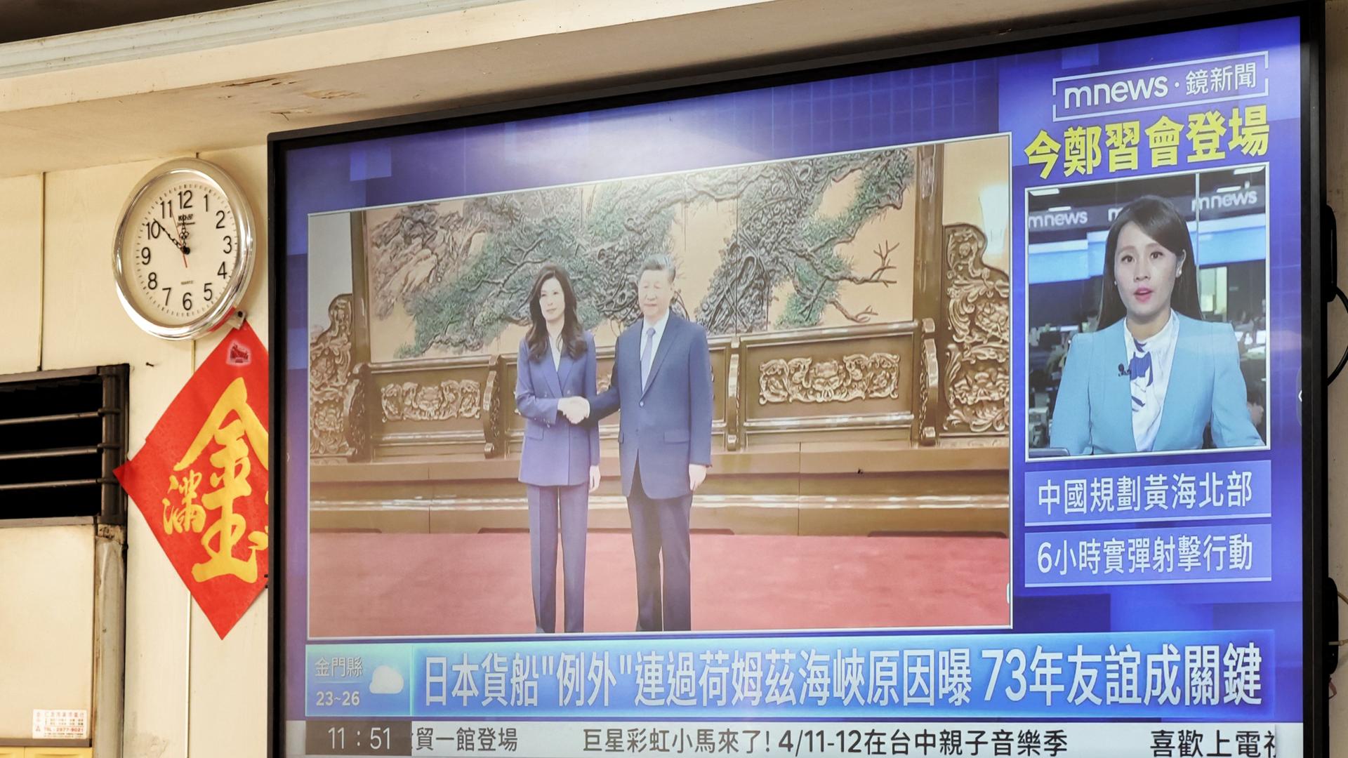 Eine Nachrichtensendung des chinesischen Fernsehens zeigt Präsident Xi und die taiwanische Oppositionsführerin Cheng.