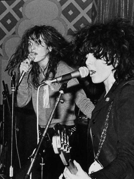 Ein Schwarz-Weiß-Foto zeigt Viv Albertine, Ariane Foster und Tessa Pollitt von der Band The Slits bei einem Auftritt im Mai 1979
