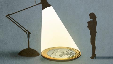 Illustration: Eine Frau betrachtet eine Euro-Münze im Scheinwerferlicht.