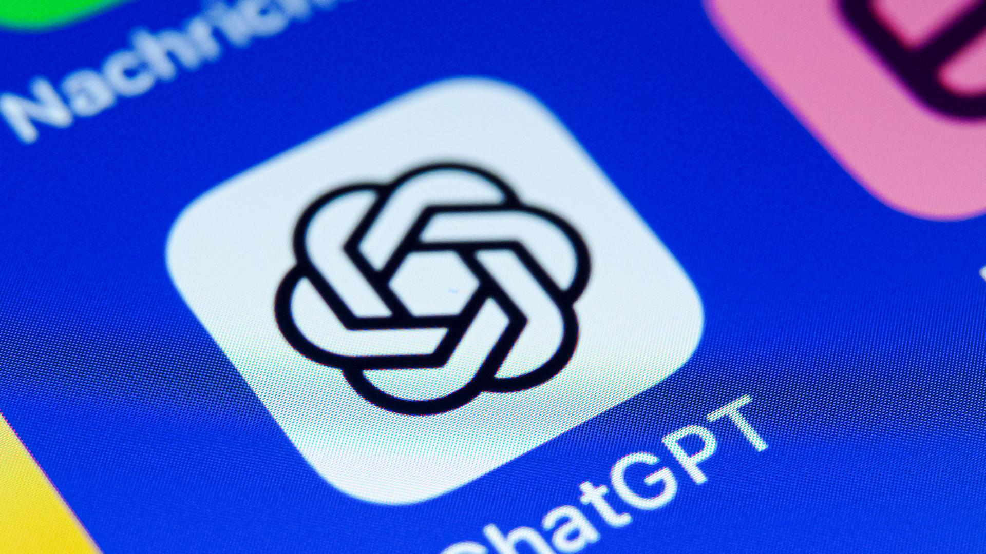 Logo der KI-Anwendung "Chat GPT" auf einem Smartphone-Display