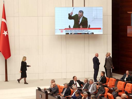 Burak Erbay von der Republikanischen Volkspartei (CHP) gestikuliert während seiner Rede vor der Großen Türkischen Nationalversammlung in Ankara am 13. Oktober 2022 über ein vorgeschlagenes neues Mediengesetz, das zu bis zu drei Jahren Gefängnis für die Verbreitung von "Fake News" durch Reporter und Nutzer sozialer Netzwerke führen könnte.