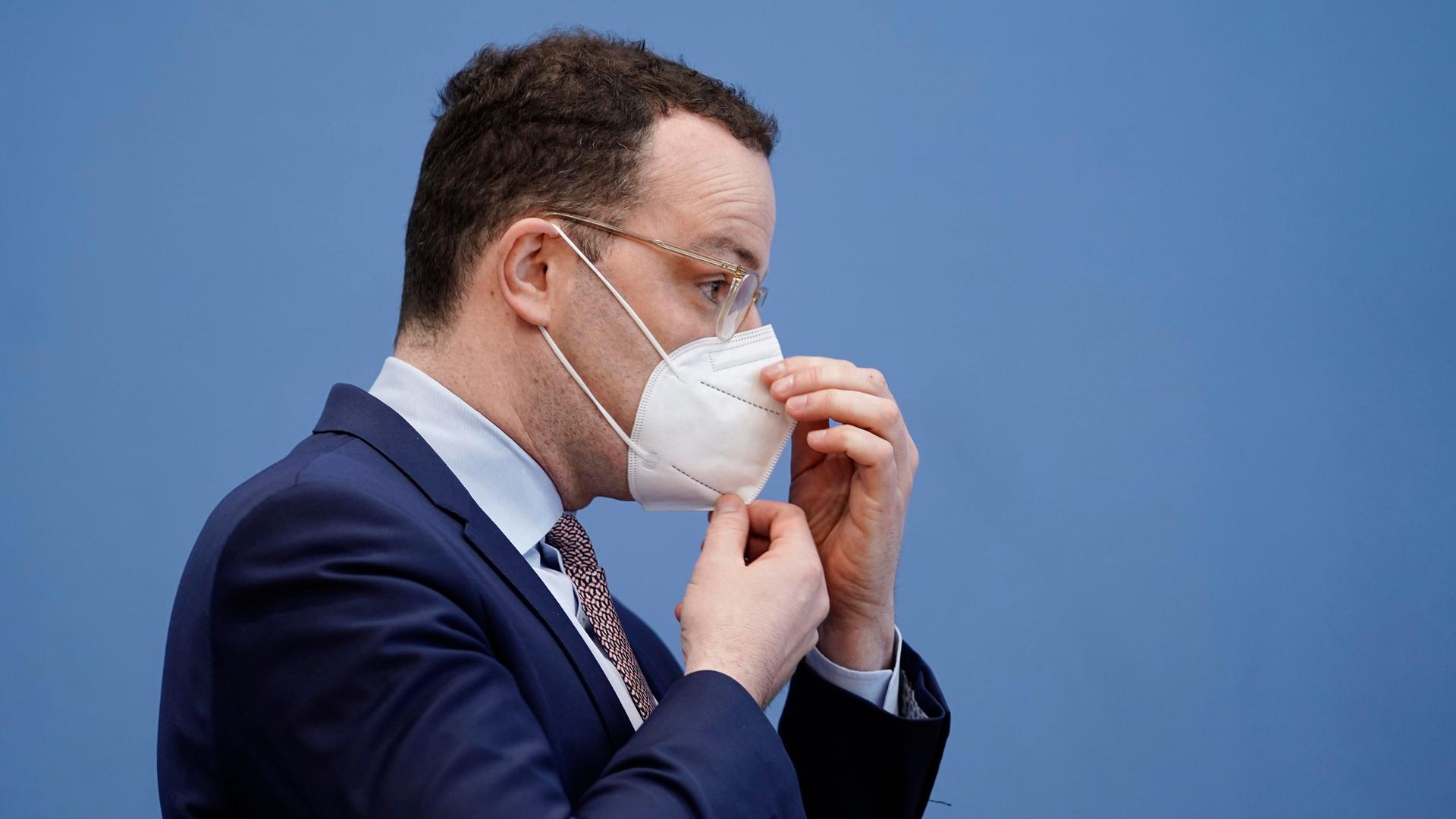 3. Dezember 2021, Berlin, Bundesgesundheitsminister Jens Spahn im Portrait beim Anziehen seiner Maske bei seiner letzten Bundespressekonferenz zum Thema Corona-Lage als Bundesgesundheitsminister
