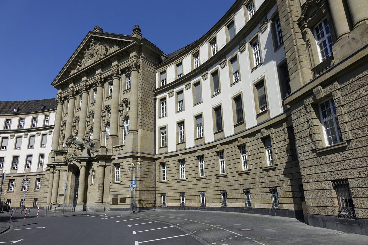 Fassade des Kölner Oberlandesgerichts mit Amtsgericht und Generalstaatsanwaltschaft. 