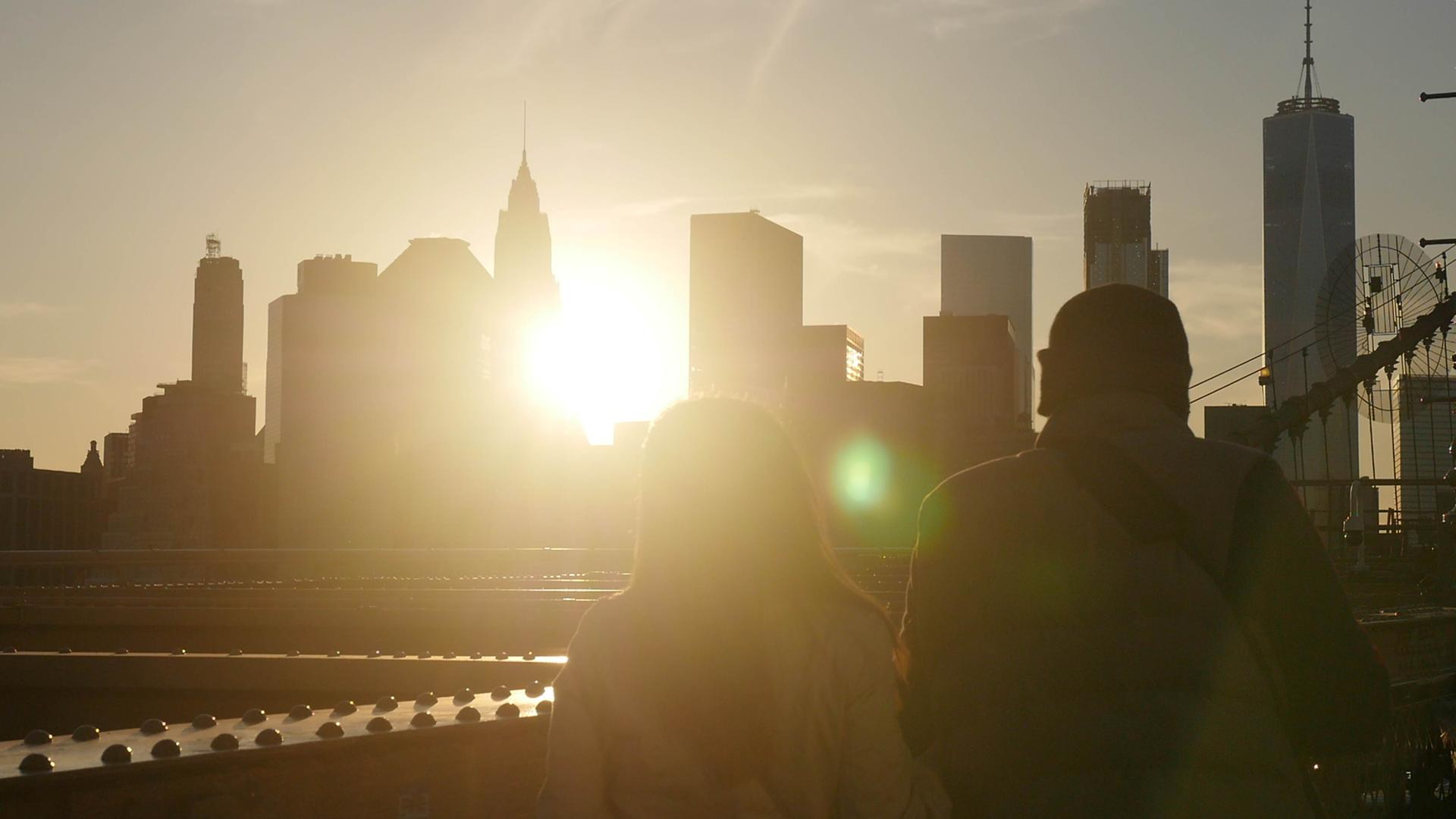 Silhouette eines Paares vor der New York City Skyline