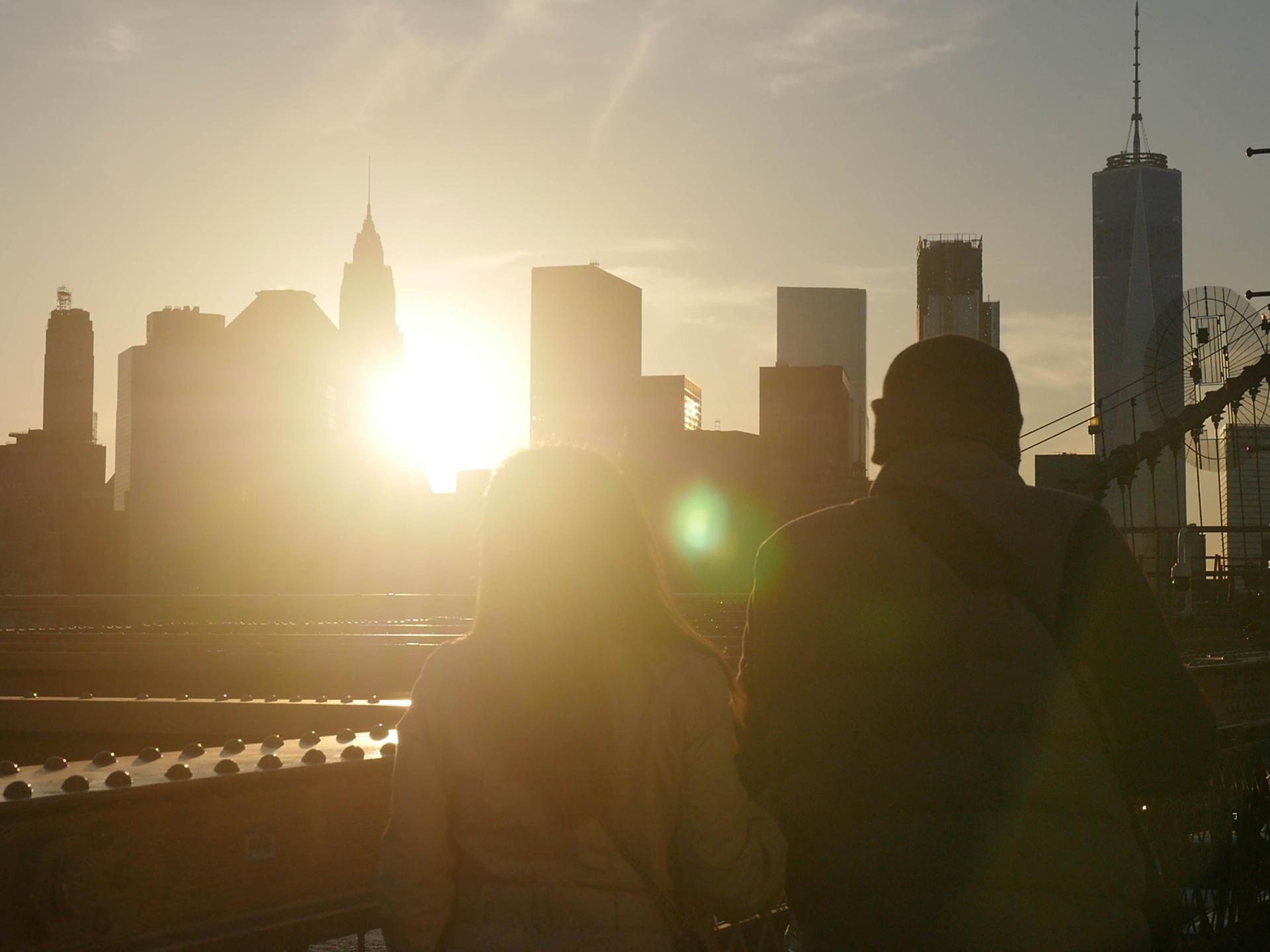 Silhouette eines Paares vor der New York City Skyline