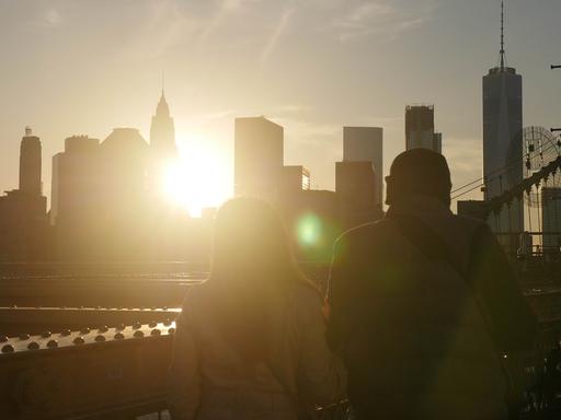 Silhouette eines Paares vor der New York City Skyline