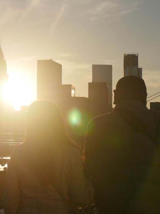 Silhouette eines Paares vor der New York City Skyline Silhouette eines Paares vor der New York City Skyline