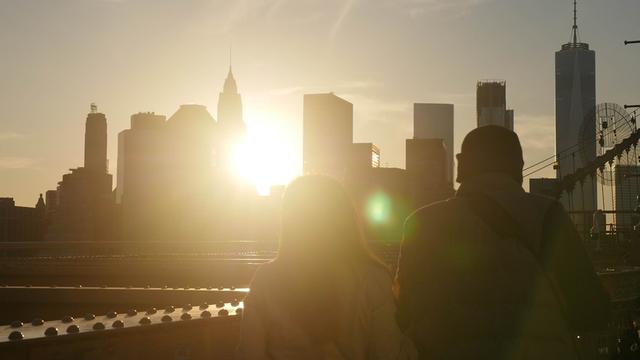 Silhouette eines Paares vor der New York City Skyline