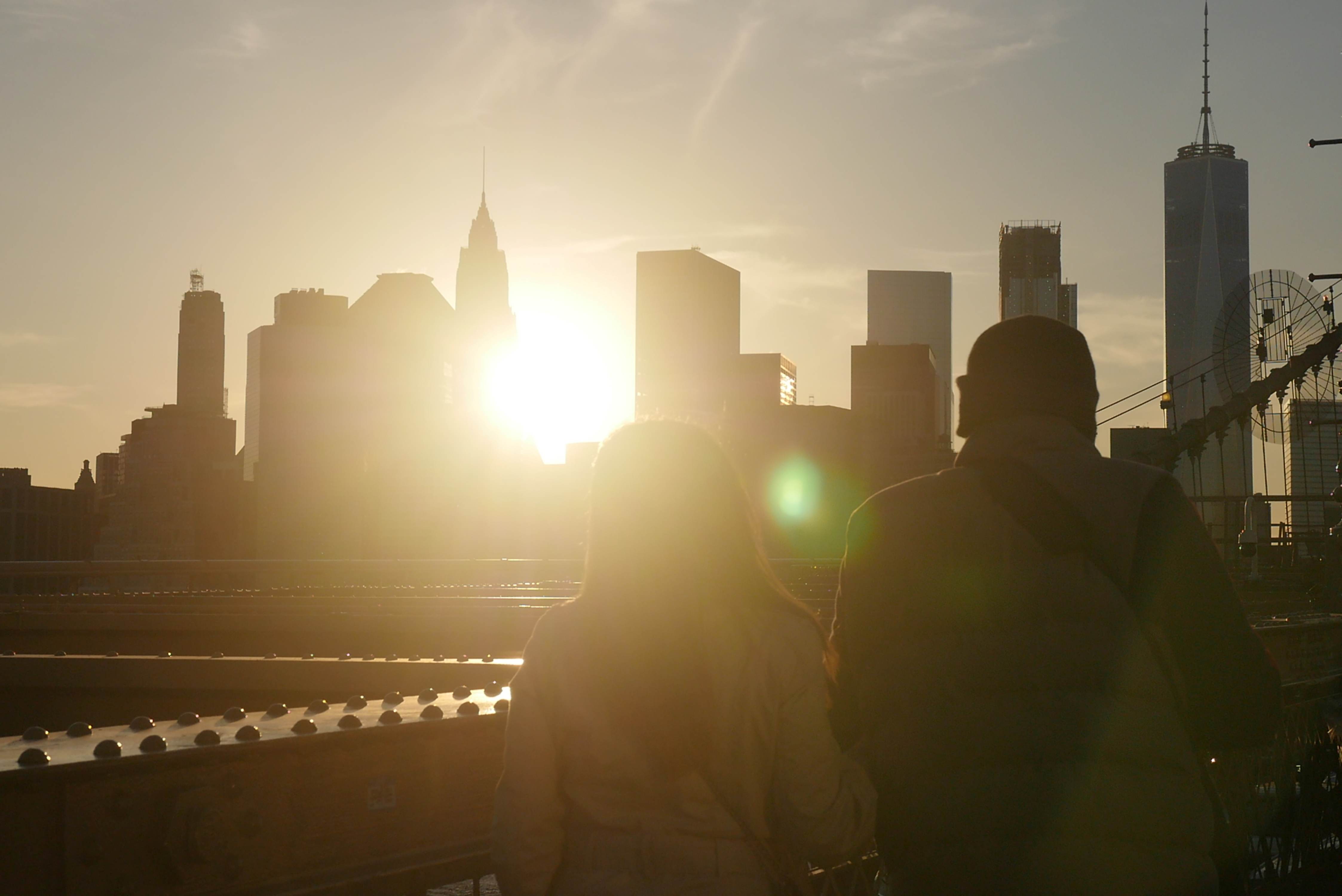 Silhouette eines Paares vor der New York City Skyline