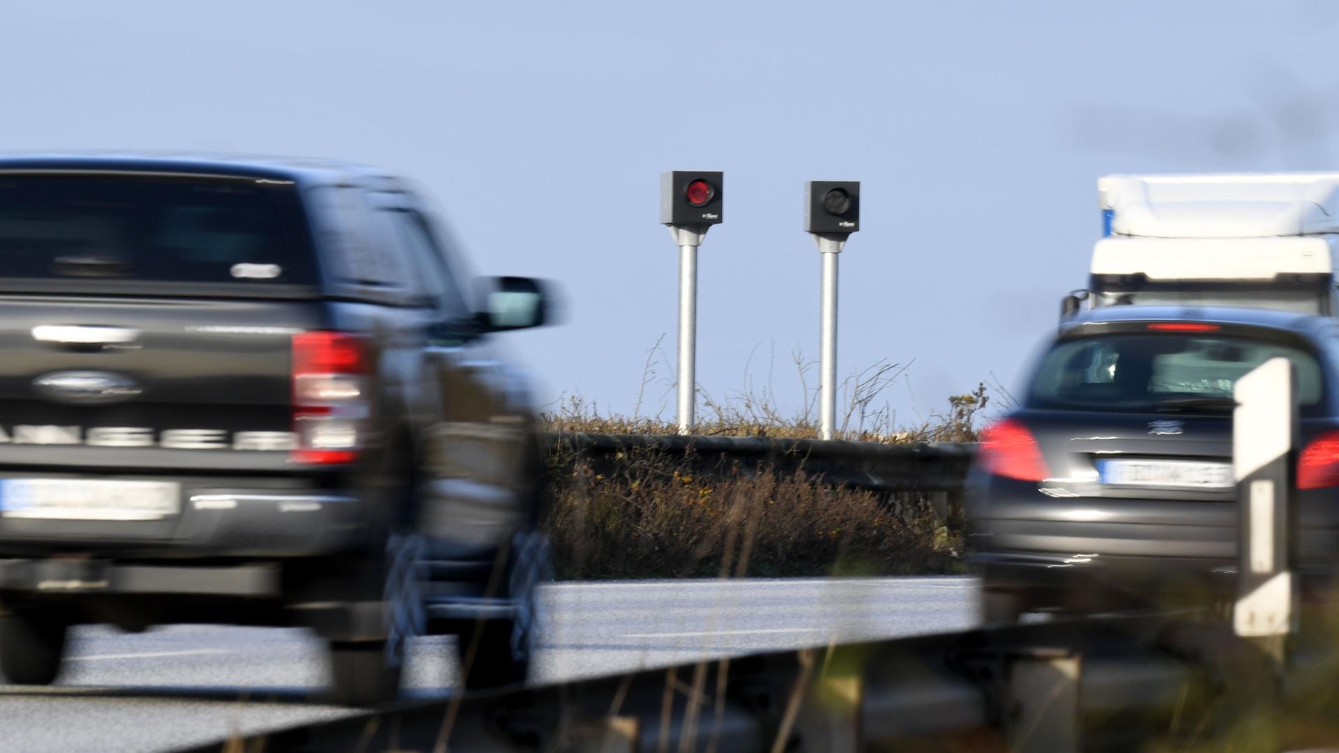 Schleswig-Holstein, Borgstedt: Blitzer zur Geschwindigkeitsmessung stehen auf der Rader Hochbrücke an der Autobahn A7. 