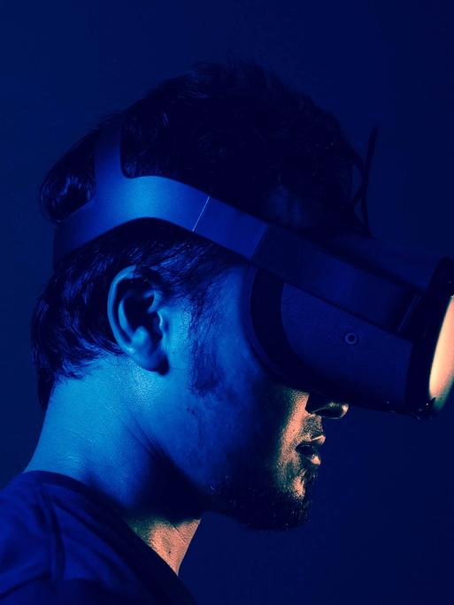 Ein Mann mit einer Virtual-Reality-Brille