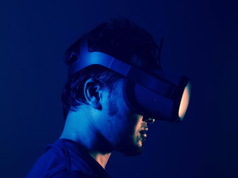 Ein Mann mit einer Virtual-Reality-Brille