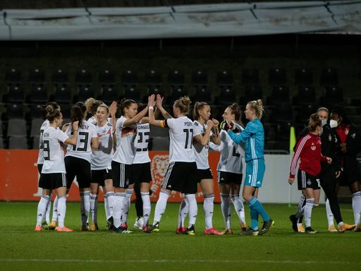 Die deutsche Fußball-Nationalmannschaft der Frauen jubelt beim Spiel gegen die Niederlande.