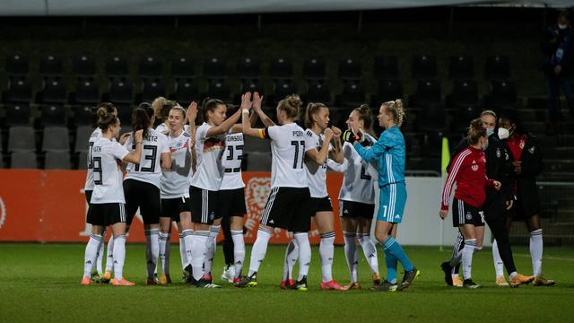 Die deutsche Fußball-Nationalmannschaft der Frauen jubelt beim Spiel gegen die Niederlande.