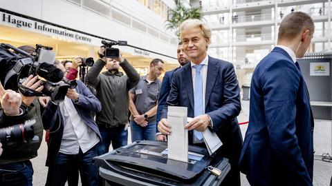Geert Wilders bei der Abgabe eines Wahlzettels vor Journalisten