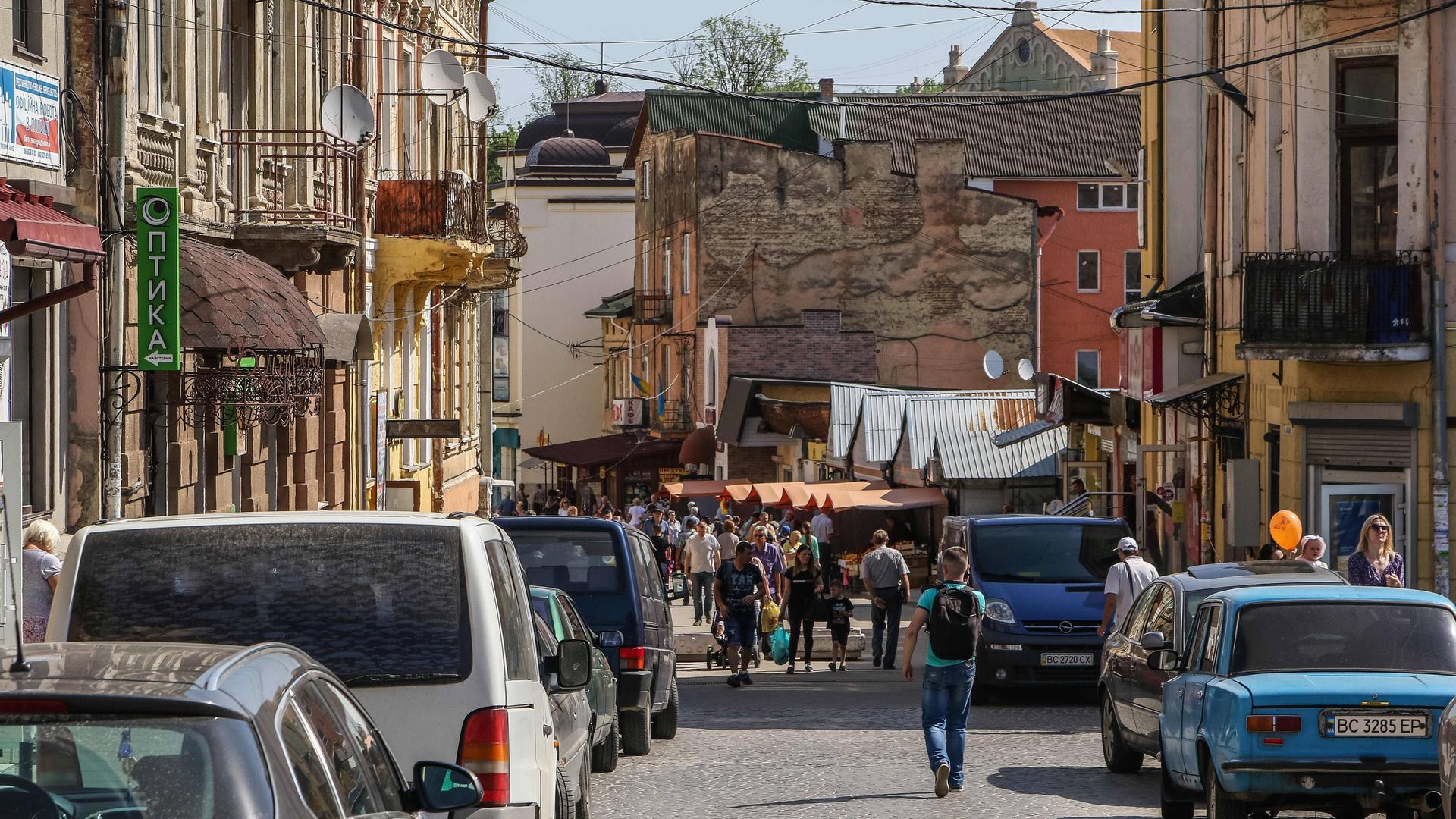 Ein Straßenzug in der sommerlichen Altstadt von Drohobytsch.