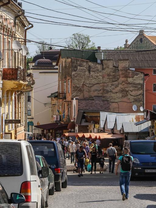 Ein Straßenzug in der sommerlichen Altstadt von Drohobytsch.