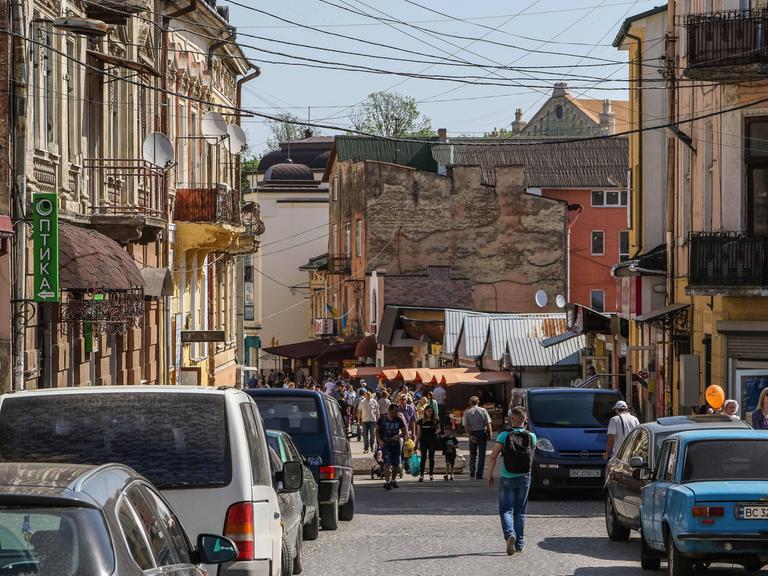 Ein Straßenzug in der sommerlichen Altstadt von Drohobytsch.