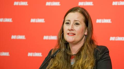 Janine Wissler, Vorsitzende der Partei DIE LINKE gibt eine Pressekonferenz