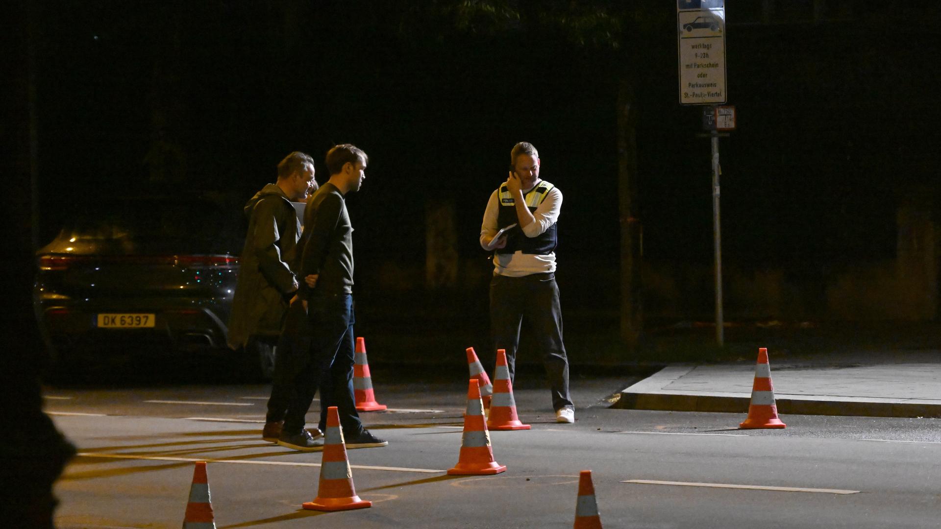 Mehrere Polizisten im Einsatz auf einer Straße in München. Nach Messerangriffen auf mehrere Menschen ist an der Theresienwiese eine Frau von der Polizei erschossen worden. 