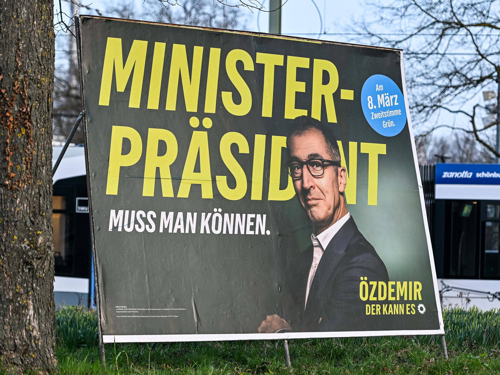 Wahlplakat mit dem grünen Kandidaten Cem Özdemir im Landtagswahlkampf in Baden-Württemberg 