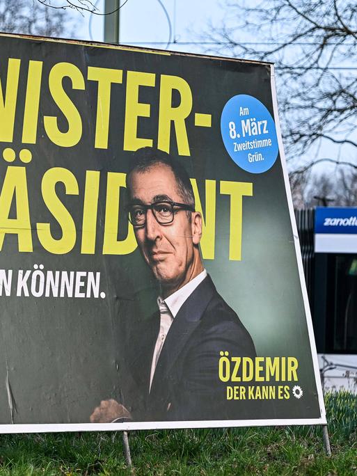 Wahlplakat mit dem grünen Kandidaten Cem Özdemir im Landtagswahlkampf in Baden-Württemberg 