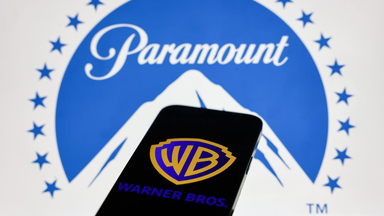 Das Paramount-Logo wird auf einem Laptop-Bildschirm und das Warner Bros.-Logo auf einem Handy-Bildschirm angezeigt.