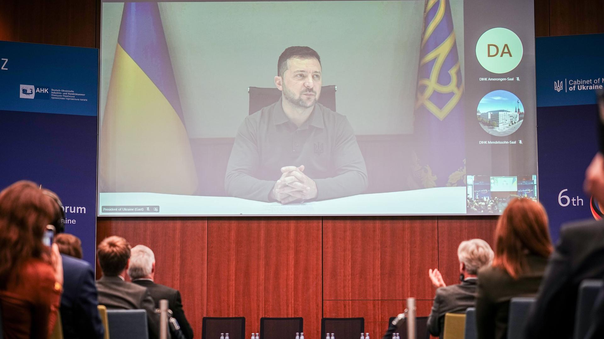 Wolodymyr Selenskyj spricht bei einer Liveübertragung beim 6. Deutsch-Ukrainischen Businessforum der DIHK, des Ost-Ausschusses der Deutschen Wirtschaft sowie der Deutsch-Ukrainischen Industrie- und Handelskammer.