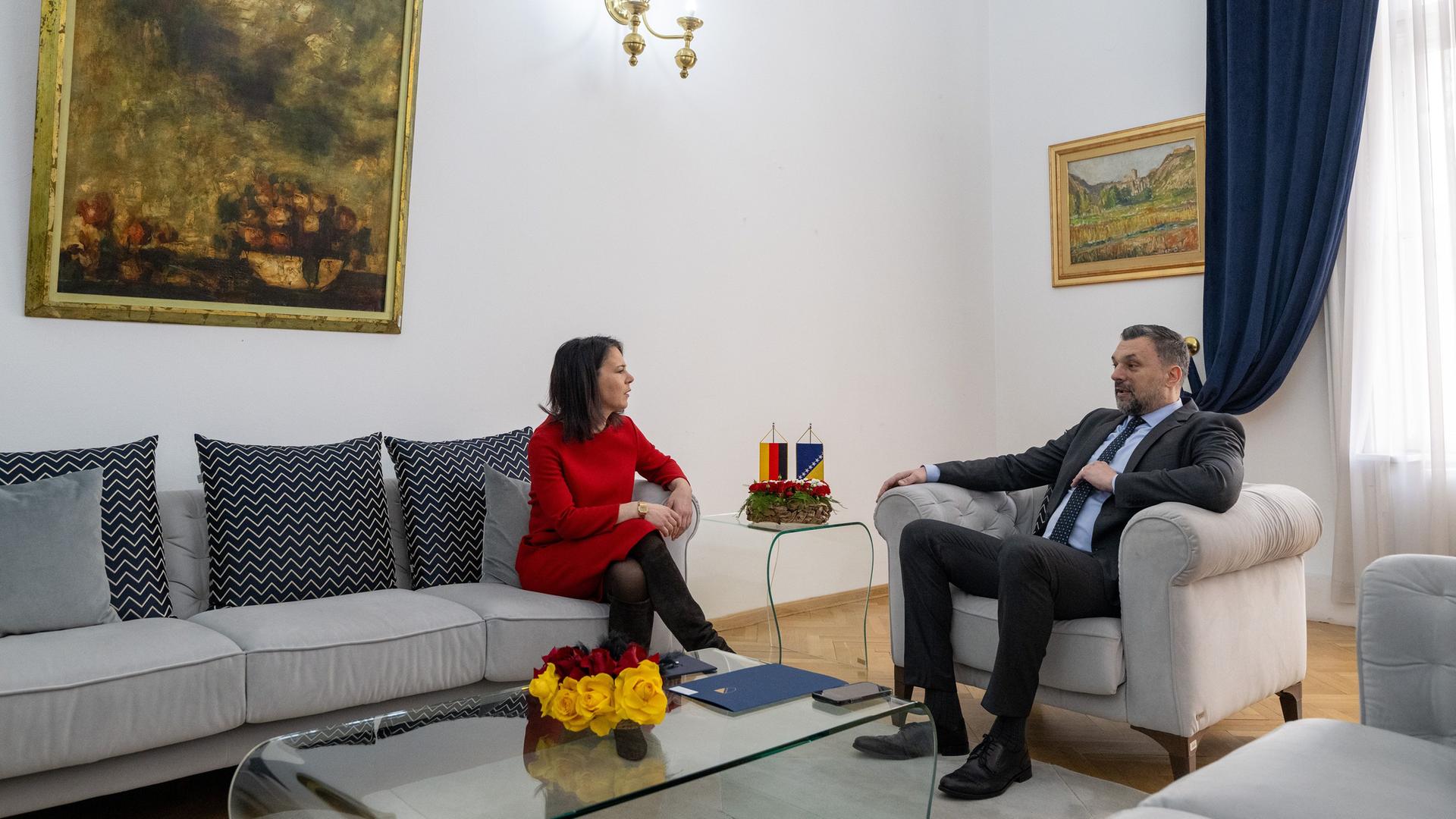 Baerbock sitzt in einem Zimmer links auf einer Couch, Konakovic neben ihr in einem Sessel. An den Wänden hängen Gemälde. Baerbock sitzt in einem Zimmer links auf einer Couch, Konakovic neben ihr in einem Sessel. An den Wänden hängen Gemälde.