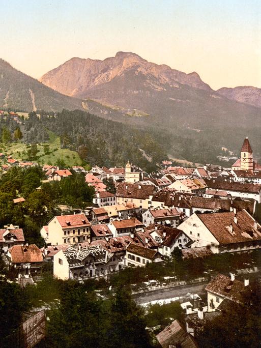 Eine digital restaurierte Reproduktion von einer Vorlage aus dem 19. Jahrhundert zeigt die Gesamtansicht von Bad Aussee, Steiermark -  ehemals Österreich-Ungarn, heute Österreich - um 1890.