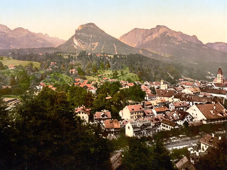 Eine digital restaurierte Reproduktion von einer Vorlage aus dem 19. Jahrhundert zeigt die Gesamtansicht von Bad Aussee, Steiermark -  ehemals Österreich-Ungarn, heute Österreich - um 1890.