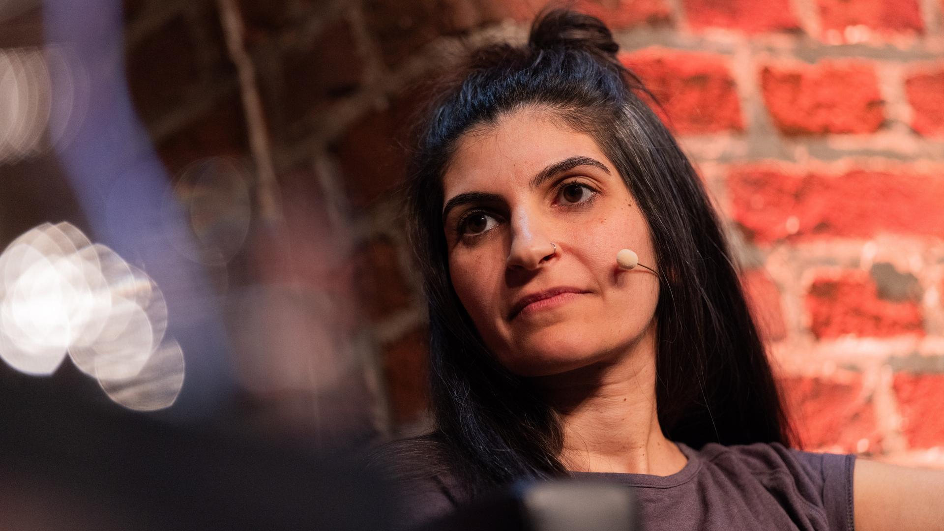 Die Schriftstellerin Shida Bazyar sitzt beim Literaturfestivals Lit.Cologne auf der Bühne.