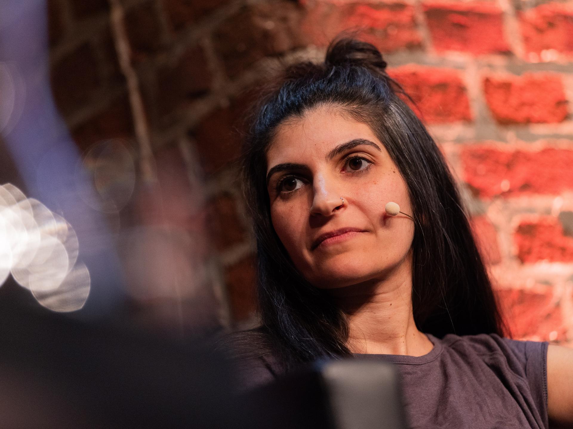 Die Schriftstellerin Shida Bazyar sitzt beim Literaturfestivals Lit.Cologne auf der Bühne.
